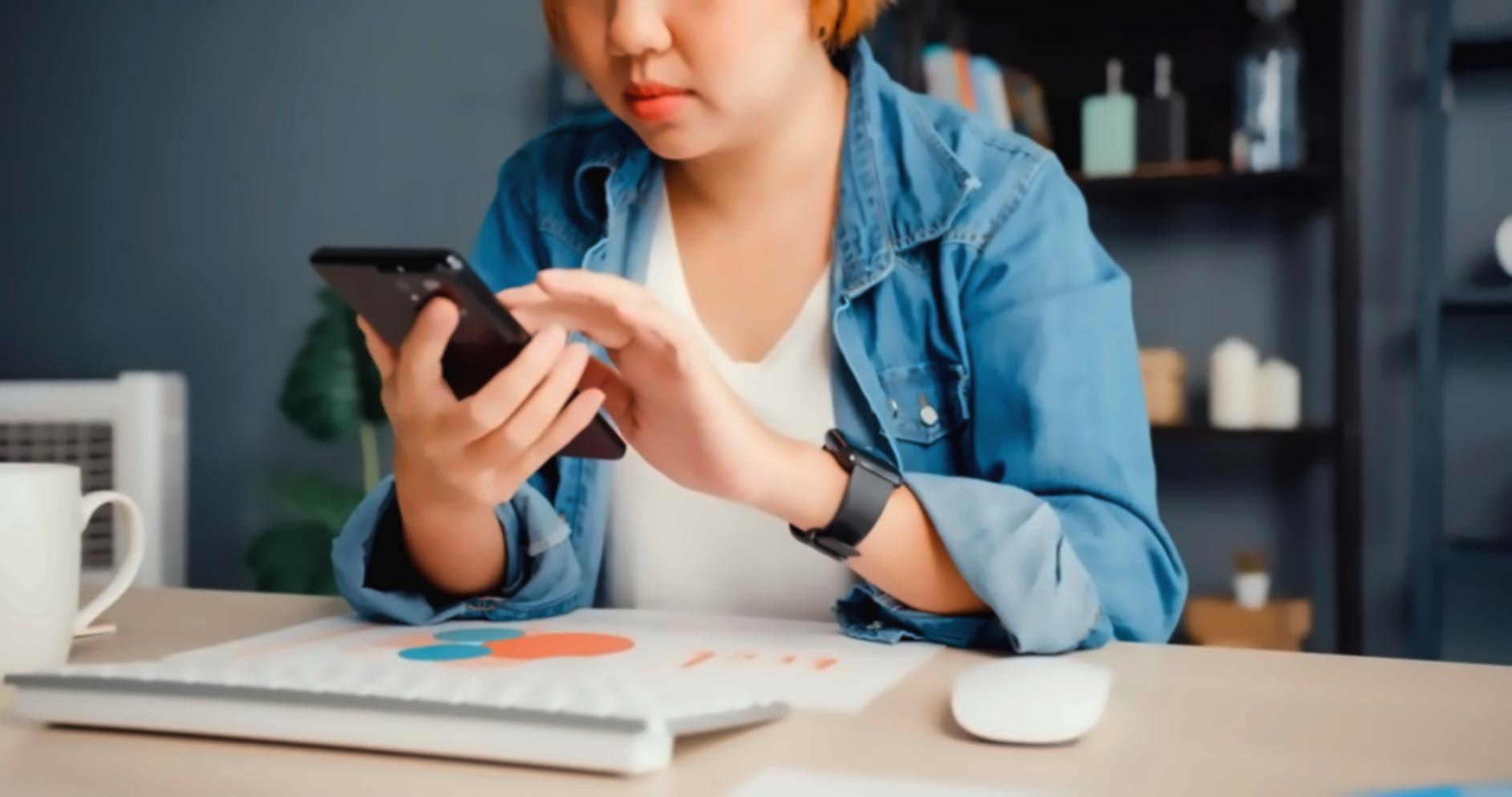 Espace de travail collaboratif avec équipe discutant de stratégies financières