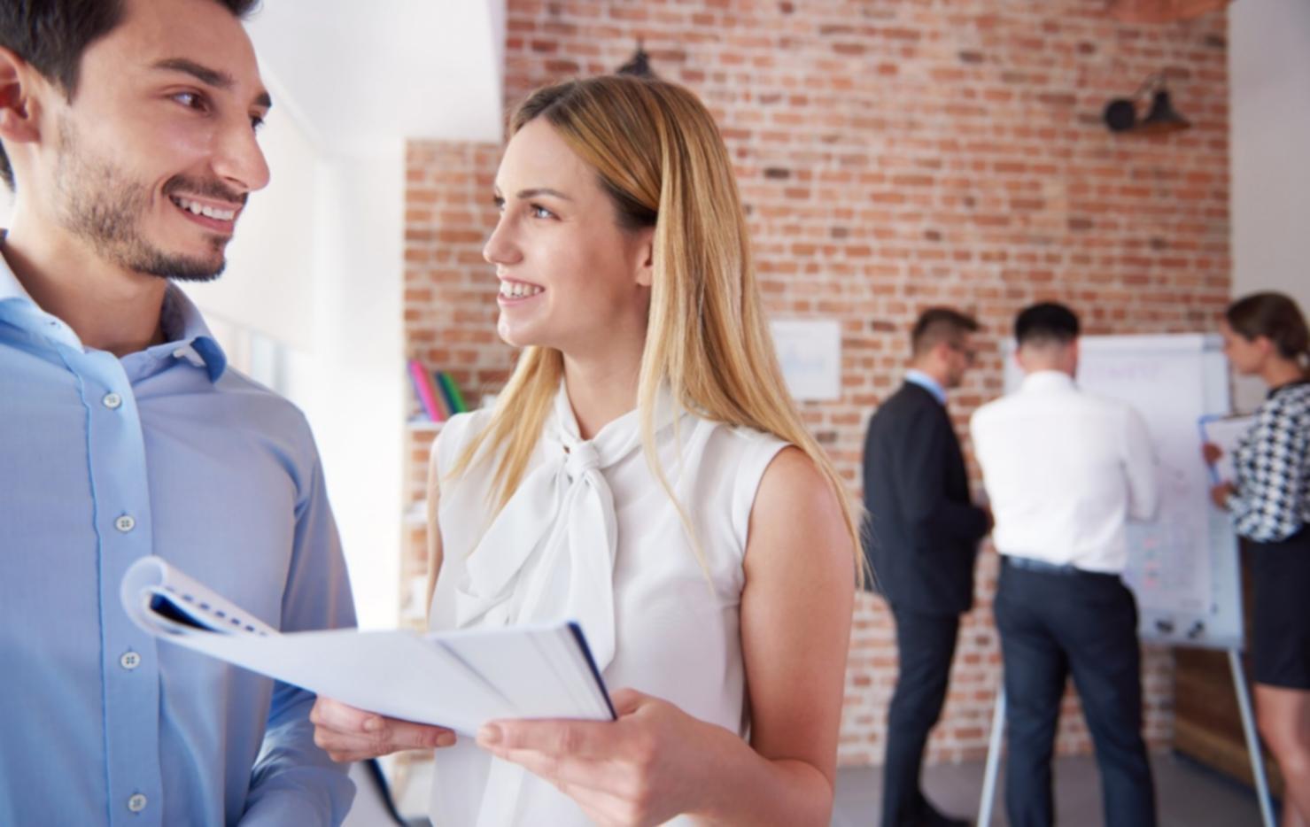 Professionnels analysant des documents financiers lors d'une session de formation